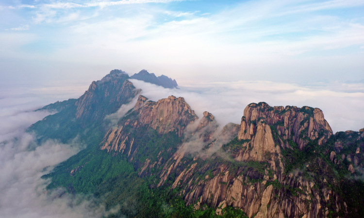江西上饶：雾绕灵山 缥缈仙境_fororder_微信图片_20250421170505