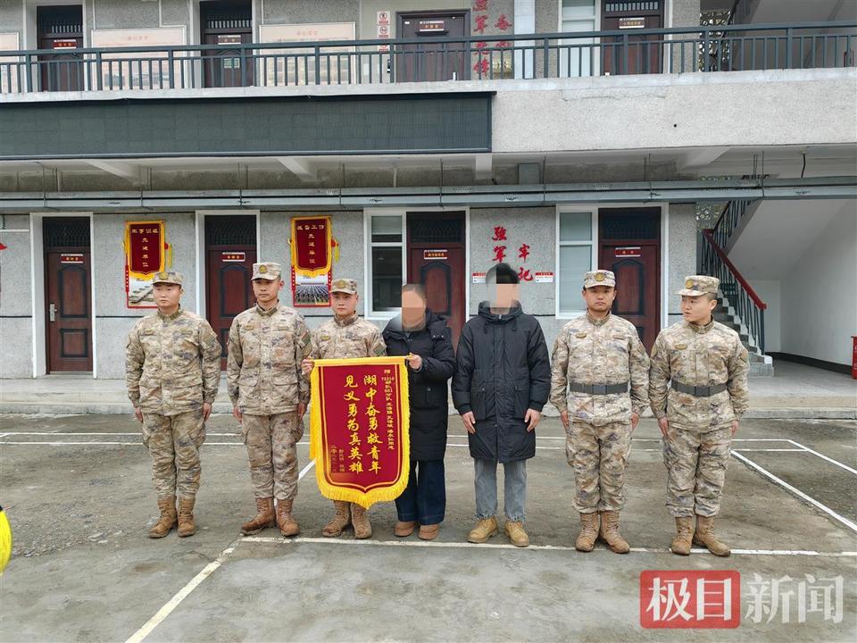 20岁男子落水 3名战士飞奔营救化险为夷